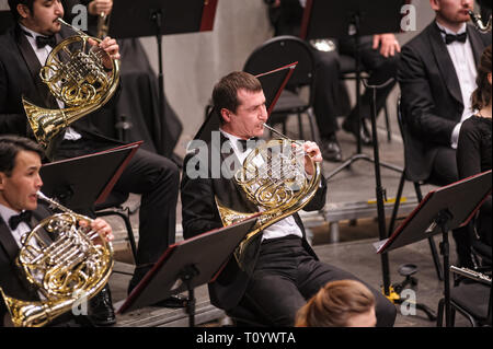 Tyumen, Russia - 25 Gennaio 2017: Concerto della orchestra della filarmonica di Tyumen hall per i fotografi. Corno francese i giocatori Foto Stock