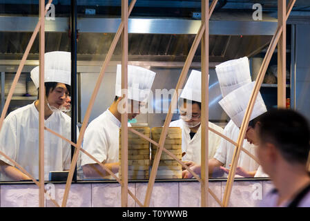 Chefs cinesi che lavorano nel nostro ristorante la cucina, Hong Kong SAR, Cina Foto Stock