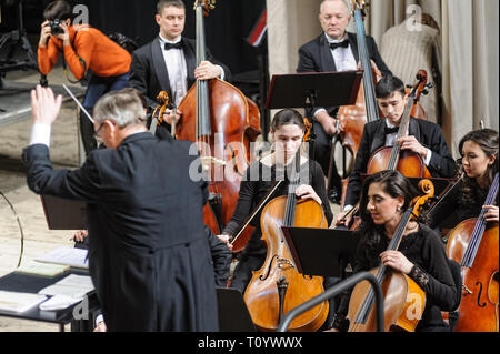 Tyumen, Russia - 25 Gennaio 2017: Concerto della orchestra della filarmonica di Tyumen hall per i fotografi. Il contrabbasso giochi di gruppo Foto Stock