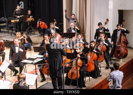 Tyumen, Russia - 25 Gennaio 2017: Concerto della orchestra della filarmonica di Tyumen hall per i fotografi. Il contrabbasso giochi di gruppo Foto Stock