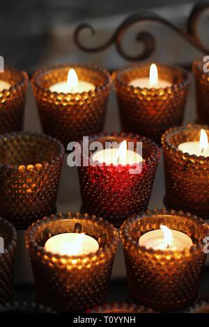 Candele accese in una cattedrale Foto Stock