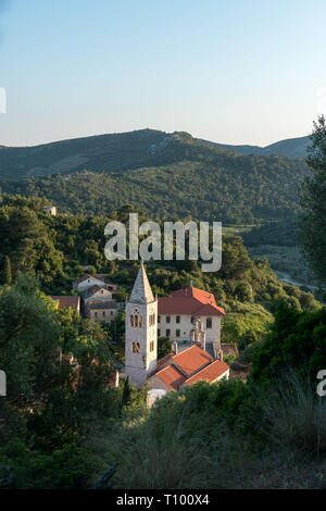 Vista sulla città di Lastovo, Lastovo, Croazia Foto Stock