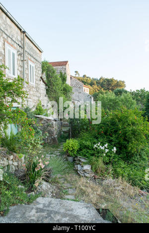 Vista sulla città di Lastovo, Lastovo, Croazia Foto Stock