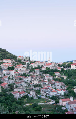 Vista sulla città di Lastovo, Lastovo, Croazia Foto Stock