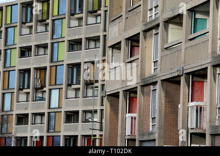 Il rinnovato Park Hill appartamenti accanto al vecchio appartamenti non rinnovate, Sheffield. Il Park Hill appartamenti costruzione sono state elencate e laterly parzialmente rinnovato da "Urban Splash". Foto Stock