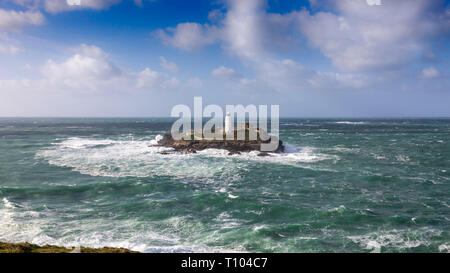 A nord di tempesta invernale di sterline in rocce intorno Godrevy vicino a St Ives, Cornwall Foto Stock