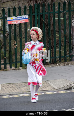 Hasidic ragazza in costume di popcorn fancy dress celebra la festa ebraica di Purim in Stamford Hill, Londra Foto Stock