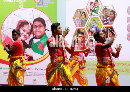 Dacca in Bangladesh - Marzo 21, 2019: un gruppo di sindrome di Down bambini eseguendo una danza sul "Mondo la sindrome di Down giorno" a Dacca in Bangladesh. Foto Stock