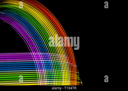 Luci multicolore su sfondo nero. Arcobaleno di colori vibranti curve. Spazio per scrivere. Gay simbolo LGBT Foto Stock