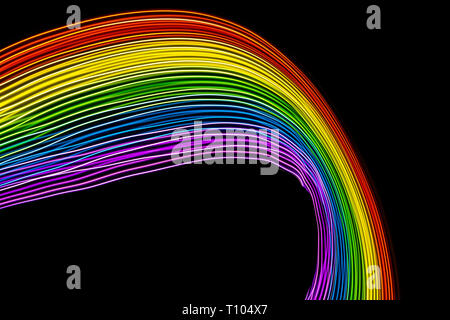 Luci multicolore su sfondo nero. Arcobaleno di colori vibranti curve. Spazio per scrivere. Gay simbolo LGBT Foto Stock