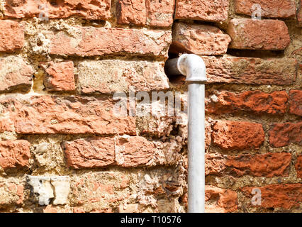 Tubo bianco su sfondo a parete, tubo per il sistema di acqua e di elettricità sistema su un muro di mattoni . Foto Stock