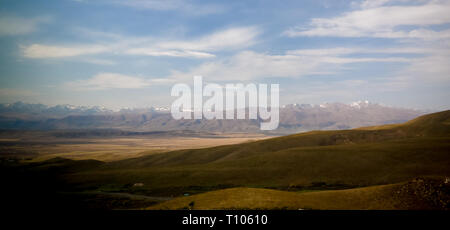 Paesaggio con Too-Ashuu pass e Suusamyr del fiume e della valle di Chuy regione del Kirghizistan Foto Stock