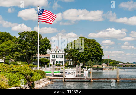 Vista del Mystic Seaport con barche e case, Connecticut Foto Stock