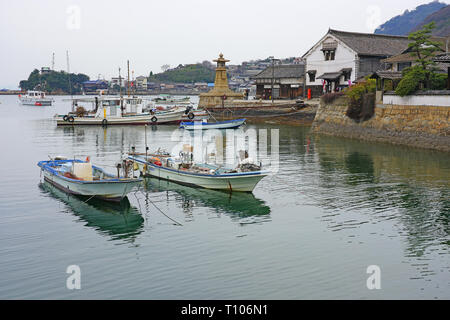 TOMONOURA, Giappone - 27 FEB 2019- vista Giorno di barche nel porto di Tomonoura (Tomonotsu), di un porto di pesca nel Ichichi ward di Fukuyama, Hiroshima Pre Foto Stock