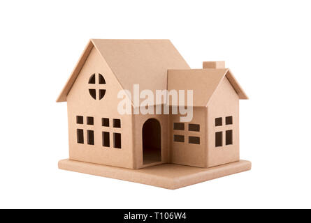 Casa di cartone isolato su bianco con tracciato di ritaglio Foto Stock