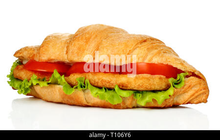 Big croissant con verdure e carne di pollo su sfondo bianco Foto Stock