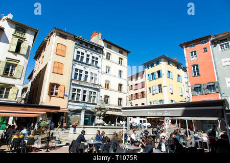 Le Puy-en-Velay (sud-Francia centrale): ÒPlace du PlotÓ piazza e le terrazze dei caffé. Foto Stock