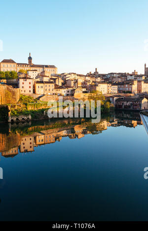 Albi (sud-ovest della Francia): panoramica della città dalla 'Pont Neuf " ponte con le sponde del fiume Tarn e la high school Òlycee LaperouseÓ ( Foto Stock