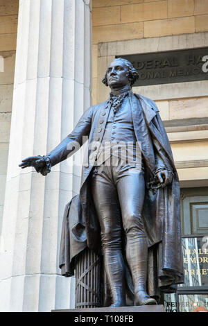 George Washington statua che si trova nella parte anteriore della Federal Hall National Memorial, 26 Wall Street, New York, nello Stato di New York, Stati Uniti d'America. Il bron Foto Stock