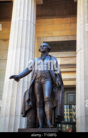 George Washington statua che si trova nella parte anteriore della Federal Hall National Memorial, 26 Wall Street, New York, nello Stato di New York, Stati Uniti d'America. Il bron Foto Stock