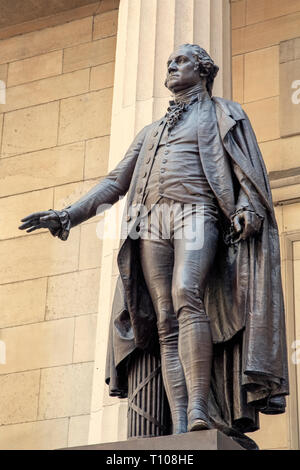 George Washington statua che si trova nella parte anteriore della Federal Hall National Memorial, 26 Wall Street, New York, nello Stato di New York, Stati Uniti d'America. Il bron Foto Stock