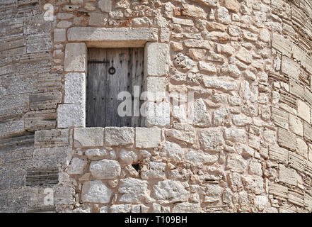 Finestra di legno in un medievale torre in pietra. Foto Stock