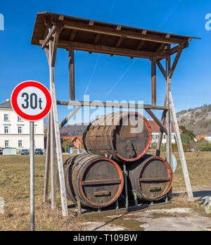 Tre grandi vecchi barili di birra in una strada in Baviera Foto Stock