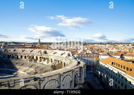 Nimes (sud-est della Francia): panoramica della città e le arene Foto Stock