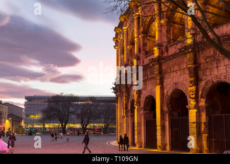 Nimes (sud-est della Francia): Arenas, arene, durante le corride al crepuscolo. L'edificio religioso è classificato come un francese di Pietra Miliare Storica Nazionale ('Monuments Histo Foto Stock