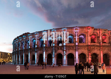 Nimes (sud-est della Francia): Arenas, arene, durante le corride al crepuscolo. L'edificio è classificato come una pietra miliare storica nazionale francese ('Monument historique ") *** Foto Stock