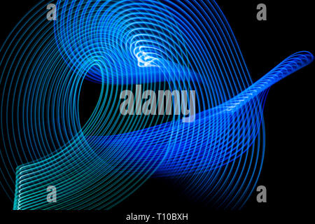 Abstract rainbow neon blu brillante con linee di attraversamento pattern. Sfondo scuro di luci al neon colorate luce incandescente forme. Foto Stock