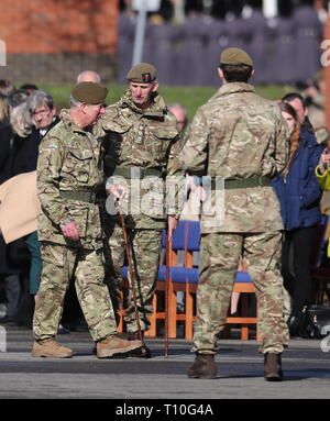 Il Principe di Galles, il colonnello, protezioni gallese, presenta la campagna medaglie per il primo battaglione guardie gallese dopo il loro ritorno in Afghanistan. Dotato di: Charles, Principe di Galles, il Principe Carlo dove: Woking, Regno Unito quando: 19 Feb 2019 Credit: John Rainford/WENN Foto Stock