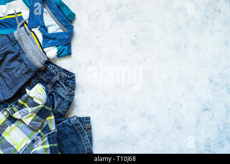 Abbigliamento bambino - jeans, polo e sneakers vista dall'alto. Foto Stock