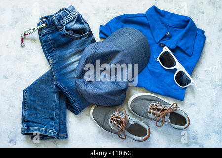 Abbigliamento bambino - jeans, polo e sneakers vista dall'alto. Foto Stock