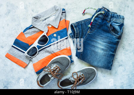 Abbigliamento bambino - jeans, polo e sneakers vista dall'alto. Foto Stock