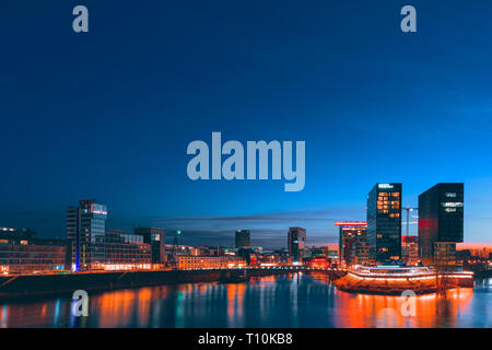 Duesseldorf, Germania - 25 Febbraio 2019: gli edifici moderni dei nuovi media harbour gloom nel naufragio della luce del sole Foto Stock