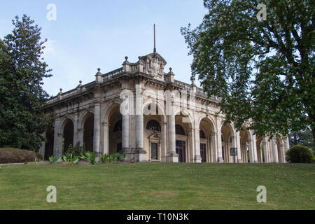 L'Italia, Montecatini Terme - 25 Aprile 2017: il punto di vista della Sala Regina e il parco in Terme Tettuccio Spa il 25 aprile 2017 in Toscana, Italia. Foto Stock