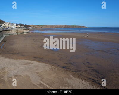 Vista sulla spiaggia a Filey a Filey Brigg a bassa marea con un cielo blu, North Yorkshire, Inghilterra Foto Stock