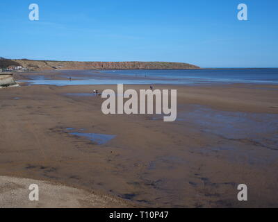 Vista sulla spiaggia a Filey a Filey Brigg a bassa marea, North Yorkshire, Inghilterra Foto Stock