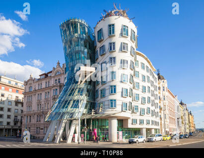 Faccia anteriore del Tančící dům o la casa Danzante Praga noto come Fred and Ginger house Praga REPUBBLICA CECA REPLUBLIC EU EUROPE Foto Stock