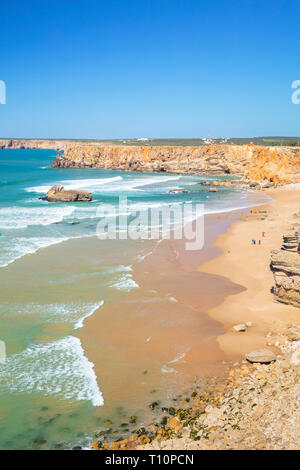 La gente camminare sulla spiaggia tonale Sagres Praia do Tonel Sagres Algarve Portogallo UE Europa Foto Stock