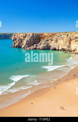 La gente camminare e imparare a navigare sulla spiaggia di Beliche Sagres Praia do Beliche Sagres Algarve Portogallo UE Europa Foto Stock