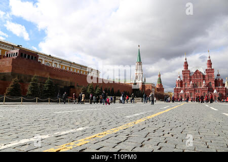 La piazza Rossa di Mosca in primavera, SCENIC con panorama bellissimo Cielo e nubi. I turisti a piedi lungo la parete del Cremlino e il mausoleo di Lenin Foto Stock