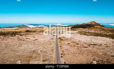 La più lunga strada diritta in 'Paul da Serra", l'isola di Madeira, Portogallo, in una giornata di sole Foto Stock