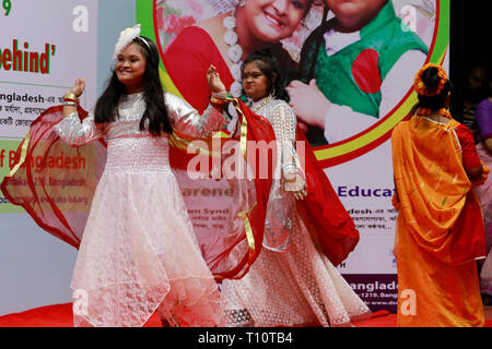 Dacca in Bangladesh - Marzo 21, 2019: un gruppo di sindrome di Down bambini eseguendo una danza sul "Mondo la sindrome di Down giorno" a Dacca in Bangladesh. Foto Stock