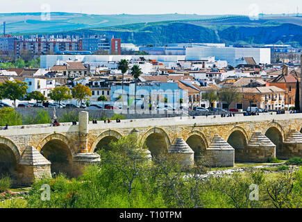 Skyline di Distrito Sur distretto di Cordoba con ponte romano in primo piano Foto Stock