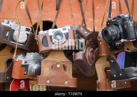 Mosca, 08 Giugno, 2018. Mercato centrale.Le telecamere Vintage. Antiche attrezzature fotografiche Foto Stock