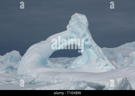 L'Antartide, al di sotto del circolo antartico, suono cristallino. Grandi iceberg con il foro nel ghiaccio. Foto Stock