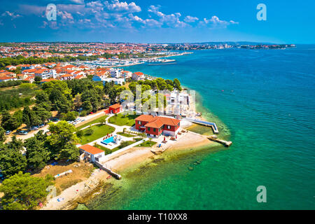 Città di Zadar waterfront antenna vista estiva, Dalmazia regione della Croazia Foto Stock