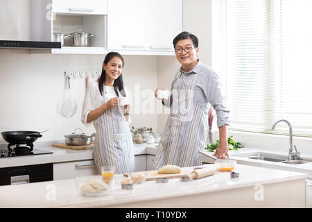 Felice coppia matura di bere il caffè in cucina Foto Stock